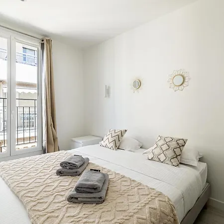 Luxurious 2 Bedroom Penthouse With Roof Terrace *