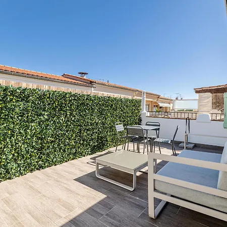 Luxurious 2 Bedroom Penthouse With Roof Terrace *